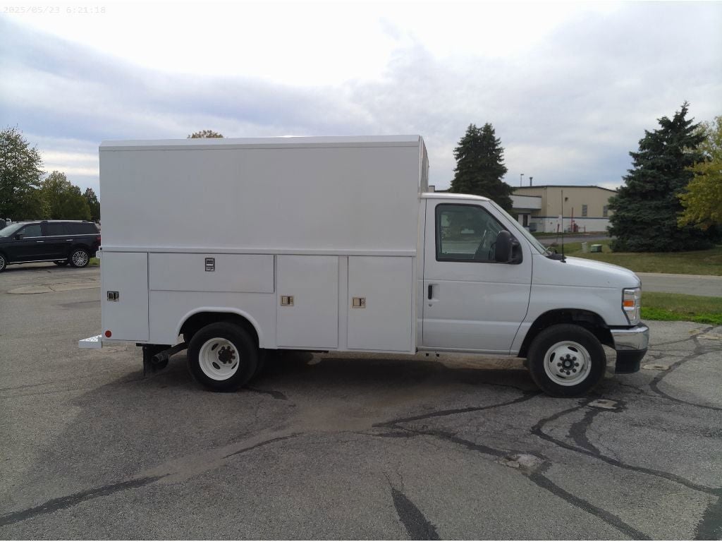 2025 Ford E-350SD Base Cutaway