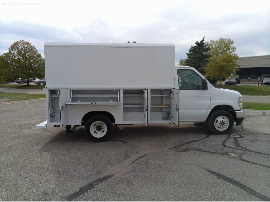 2025 Ford E-350SD Base Cutaway