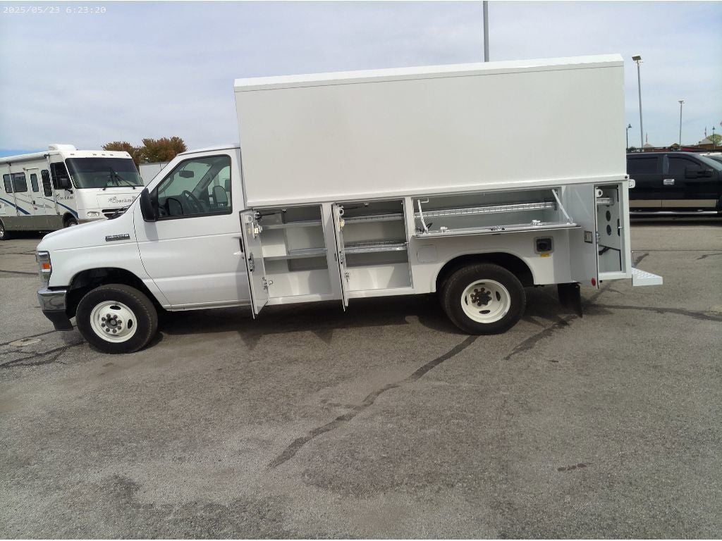 2025 Ford E-350SD Base Cutaway