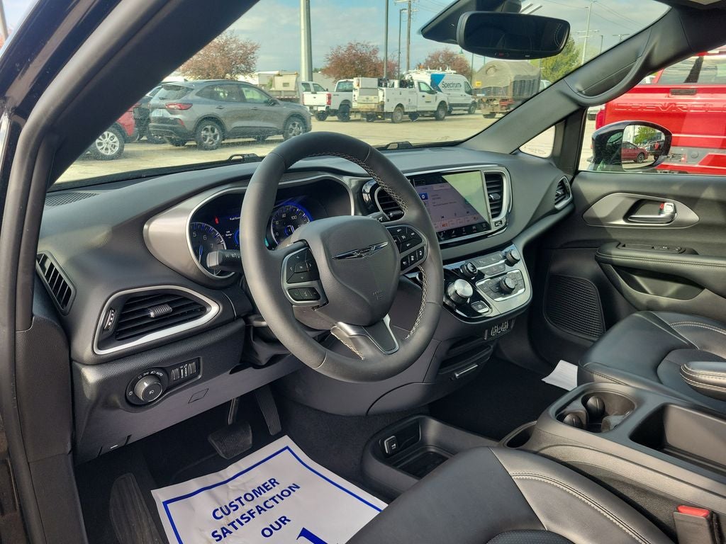 2025 Chrysler Pacifica Select
