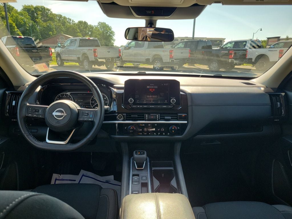 2024 Nissan Pathfinder SV